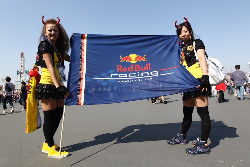 болельщицы Себастьяна Феттеля и Red Bull с рожками и флагом на Гран-при Японии 2011