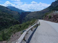 Vom breiten Tal zur schmalen Schlucht: Die Schlucht Gorges de Daluis von Guillaumes nach Entrevaux.
Der besseren Sicht in die Schlucht wegen lohnt ein kurzer Abstecher auf der D88 hoch nach Villeplane.