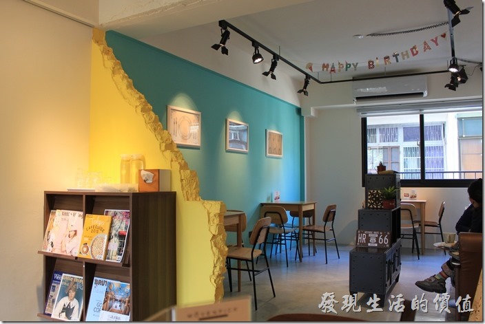 台南-A Week-Pancake-Coffee早午餐。少了廚房及吧台的二樓是個比較寬敞的空間，這片黃色的斷牆應該是故意營造出來的造型。