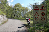 Vom Ort Preone durch das Val di Preone. Das schmale und steile Sträßchen endet an der untersten Kehre der SP1, die zur Sella Chianzutan ansteigt und nach Tolmezzo führt.