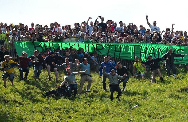 cooper-hill-cheese-rolling-2