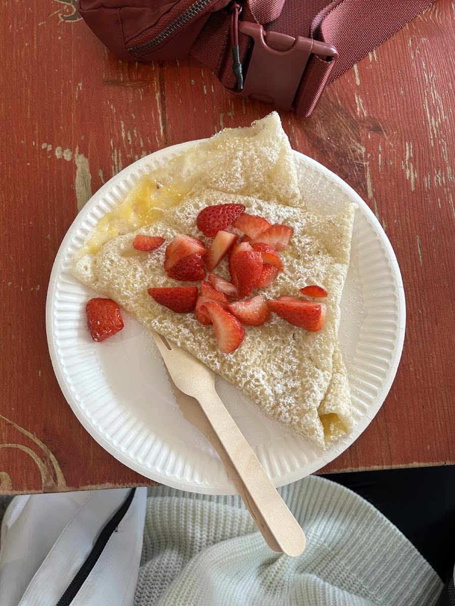 gluten free crepe with strawberries and lemom curd