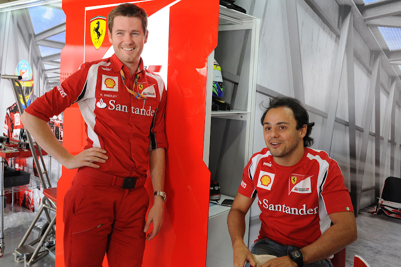 Роб Смедли и Фелипе Масса улыбаются в гараже Ferrari на Гран-при Японии 2011