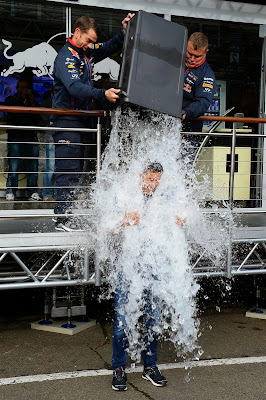 Даниэль Риккардо обливается ледяной водой - Ice Bucket Challenge на Гран-при Бельгии 2014