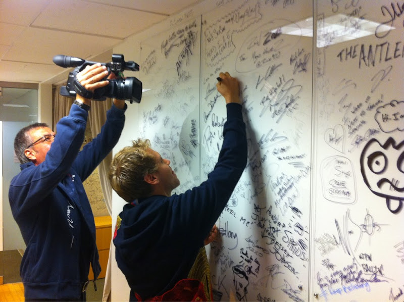Себастьян Феттель подписывает стену с автографами в Монреале на радиостанции Sirius XM