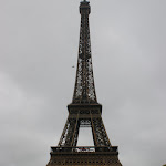 DSC06530.JPG - 21.06.2015. Paryż;  Pola Marsowe; wieża Eiffla w pochmurny dzień