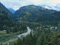 Die Unterkunft im Ort Disentis ist schon so nah, der Tag hat aber noch ein paar Sonnenstunden.
Deshalb gehts zu einem spontan Abstecher von Disentis in die Schlucht Val Medel.
Weiter gehts dann über den Lukmanierpass (Passo del Lucomagno, 1972 m), hinunter bis zum Ort Blenio und von dort wieder zurück.