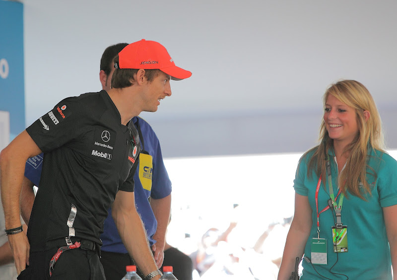 Дженсон Баттон и улыбающаяся девушка на автограф-сессии на Гран-при Абу-Даби 2011