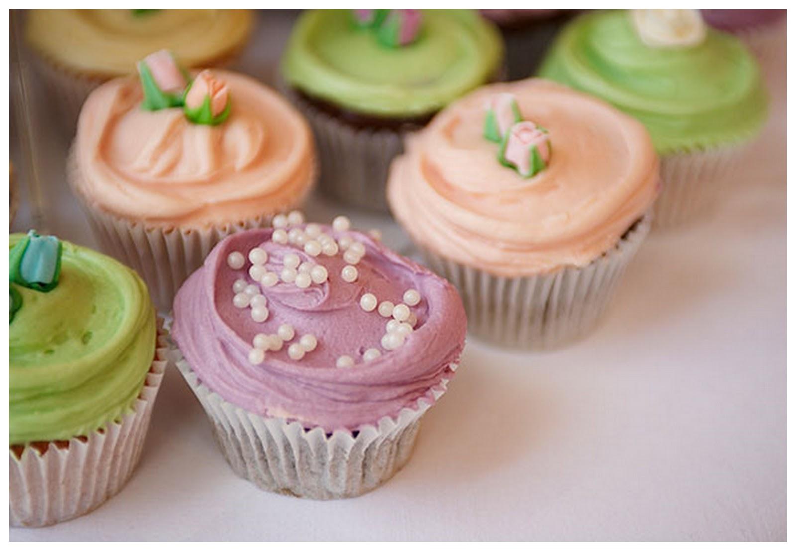 christmas wedding cupcake