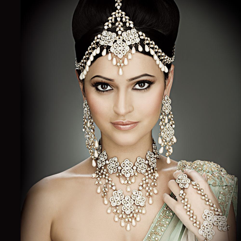 indian brides wear headpiece