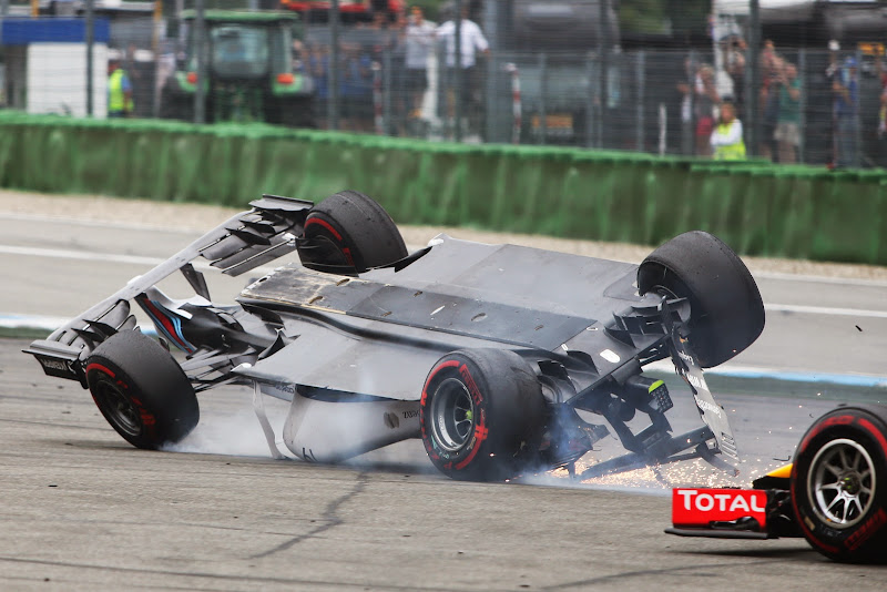 Себастьян Феттель обгоняет перевернутого Фелипе Массу на Гран-при Германии 2014