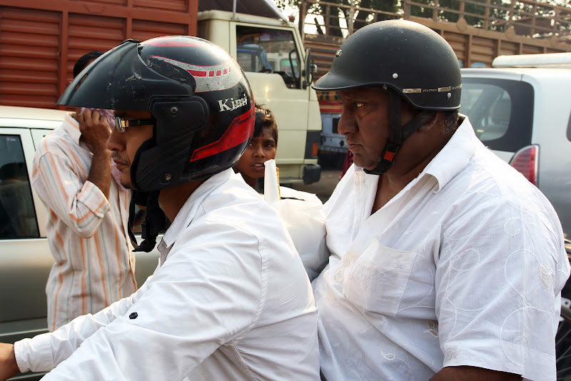 болельщик Кими Райкконена в шлеме с надписью Kimi на Гран-при Индии 2011