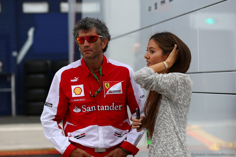 Джессика Мичибата и сотрудник Ferrari в паддоке Нюрбургринга на Гран-при Германии 2013