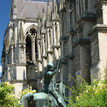 DSC06960.JPG - 27.06.2015; Reims; Katedra Notre - Dame; pomnik Joanny d&#039;Arc;