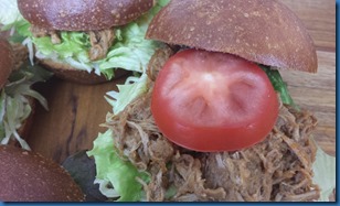 Pulled Pork aus dem Thermomix - fertig zum Verzehr auf einem Burgerbrötchen