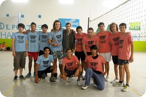 Juan Pablo de Jesús junto a los jóvenes que participan de las Olimpíadas Escolares