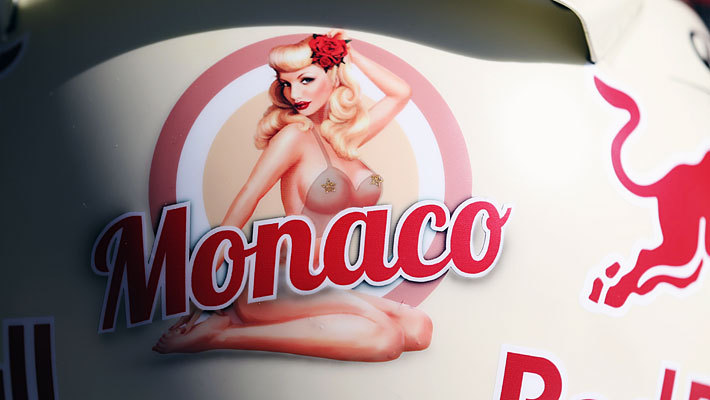 полуголая девушка на шлеме Себастьяна Феттеля на Гран-при Монако 2013