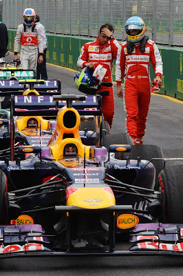 пилоты приглядываются к болиду Red Bull после квалификации на Гран-при Австралии 2013