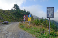 Beim Rifugio am Passo di Croce Domini (1943m). Auf die streckenweise geschotterte Dosso Alto-Höhenstrasse zu Giogo della Bala, Goletto delle Crocette und Giogo del Maniva.
