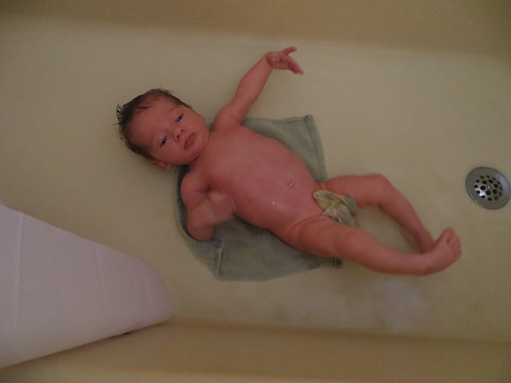 [Henry-in-the-bath-20-days-old_00013.jpg]