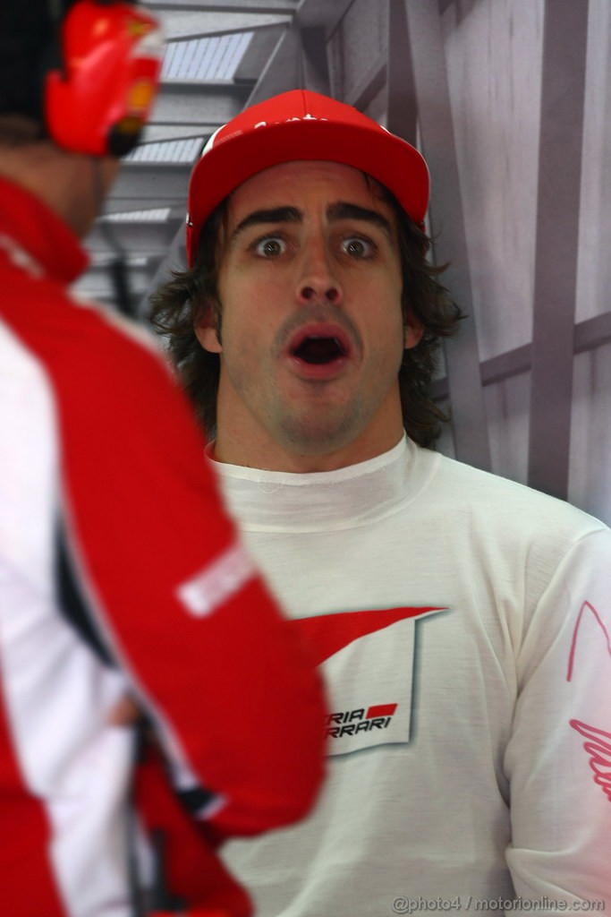 Фернандо Алонсо с очень смешным лицом на Гран-при Японии 2011