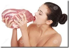 Una donna mangia la carne cruda