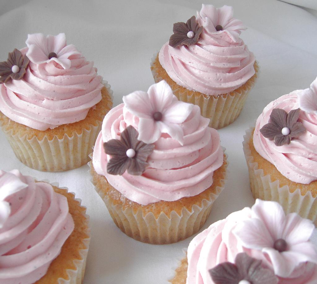 pink-flower-wedding-cupcakes