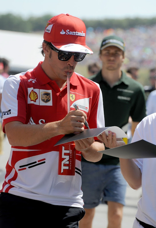 Фернандо Алонсо дает автограф на Гран-при Венгрии 2013