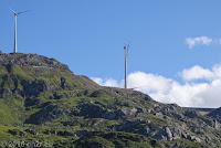Nufenenpaß, Westrampe. Ein neues Windrad bei der Staumauer des Griessee.
