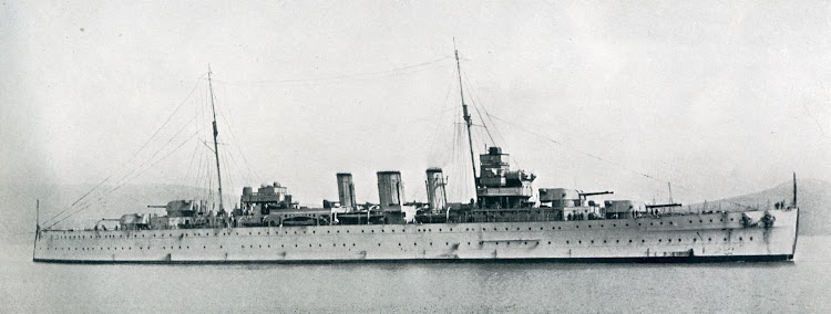 HMS BERWICK. En su estado de origen, las chimeneas fueron posteriormente sobreelevadas. De la revista The Shipbuilder. Año 1928.JPG
