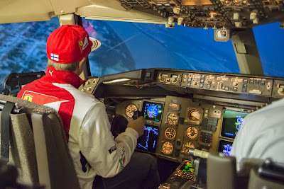 Кими Райкконен на симуляторе Boeing 757 в Луисвилле 29 октября 2014