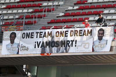болельщики HRT поддерживают команду на трибунах Каталуньи на предсезонных тестах 2012 в Барселоне