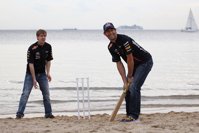 Себастьян Феттель и Марк Уэббер играют в крикет на пляже в Мельбурне перед Гран-при Австралии 2012