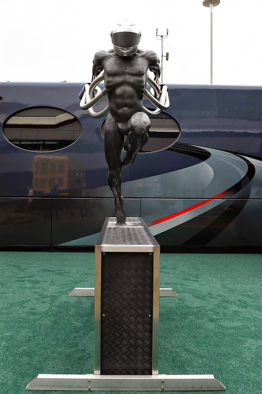 гоночная скульптура в паддоке Сильверстоуна на Гран-при Великобритании 2014