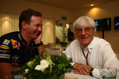 Кристиан Хорнер и Берни Экклстоун смеются во время интервью во время гоночного уикэнда Гран-при Сингапура 2011