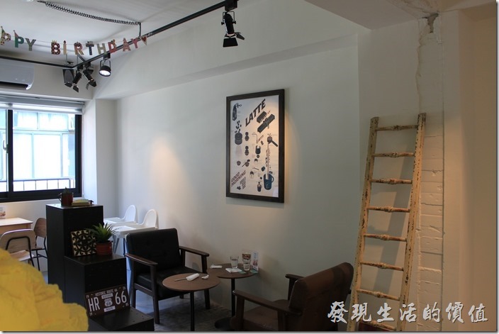 台南【A Week Pancake Coffee】餐廳二樓的景象與佈置。
