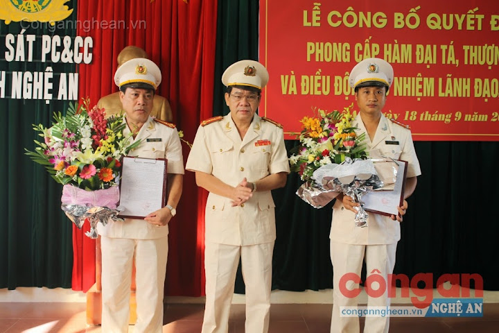 Đại tá Hồ Sỹ Tuấn trao quyết định bổ nhiệm lãnh đạo chỉ huy cho các đồng chí