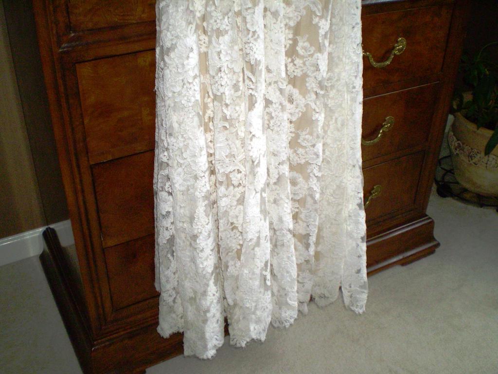 monique lhuillier lace wedding