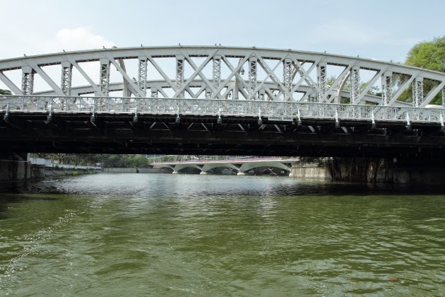 The colonial Anderson bridge on the Singapore river