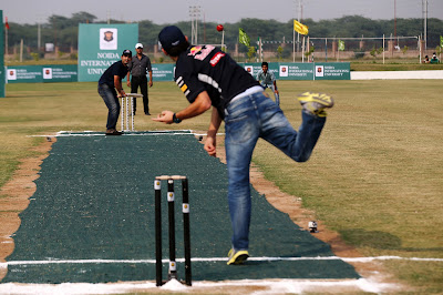 Марк Уэббер играет в крикет перед Гран-при Индии 2012