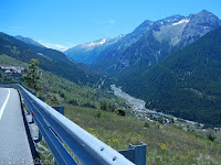 Auf der SP23 von Sestriere nach Cesana Torinese.
Links die Häuser von Champlas du Col, unten das Tal des Torrente Ripa.