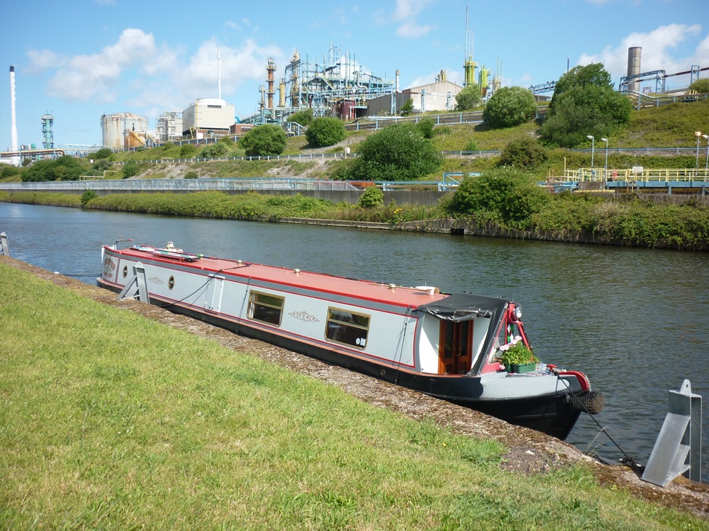 [15-moored-at-marsh-lock-pontoon4.jpg]