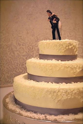 cake for a winter wedding
