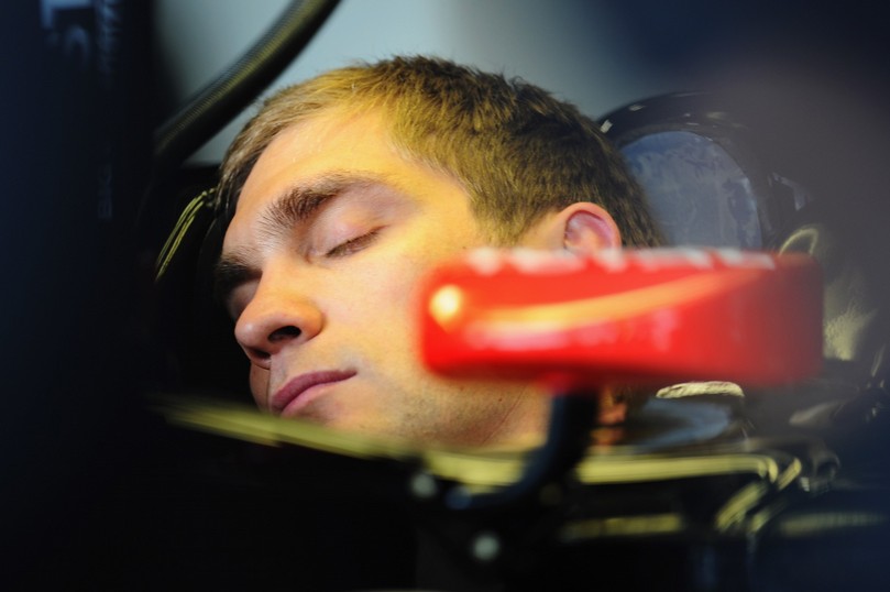 Виталий Петров спит в своем Lotus Renault во время свободных заездов на Гран-при Великобритании 2011 в Сильверстоуне