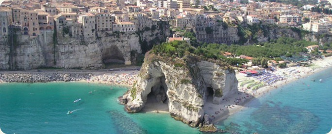 La Calabria sembra essere stata creata da un Dio capriccioso che, dopo aver creato diversi mondi, si è divertito a mescolarli insieme.