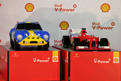 машины Ferrari из лего на Гран-при Сингапура 2014