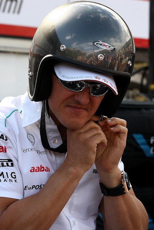 Михаэль Шумахер в шлеме поверх кепки на Гран-при Монако 2012