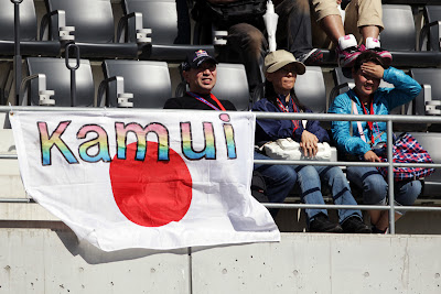 болельщики Камуи Кобаяши с японским флагом на трибунах Сузуки на Гран-при Японии 2011