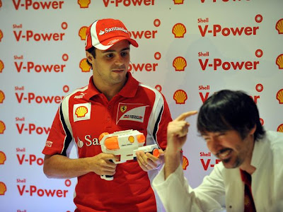 Фелипе Масса и водяной пистолет на Гран-при Бразилии 2011