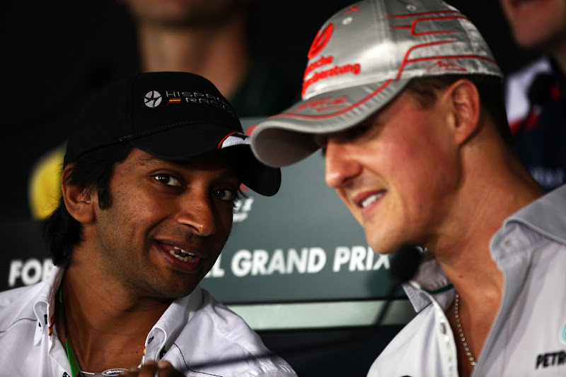Нараин Картикеян и Михаэль Шумахер на пресс-конференции в четверг на Гран-при Индии 2011